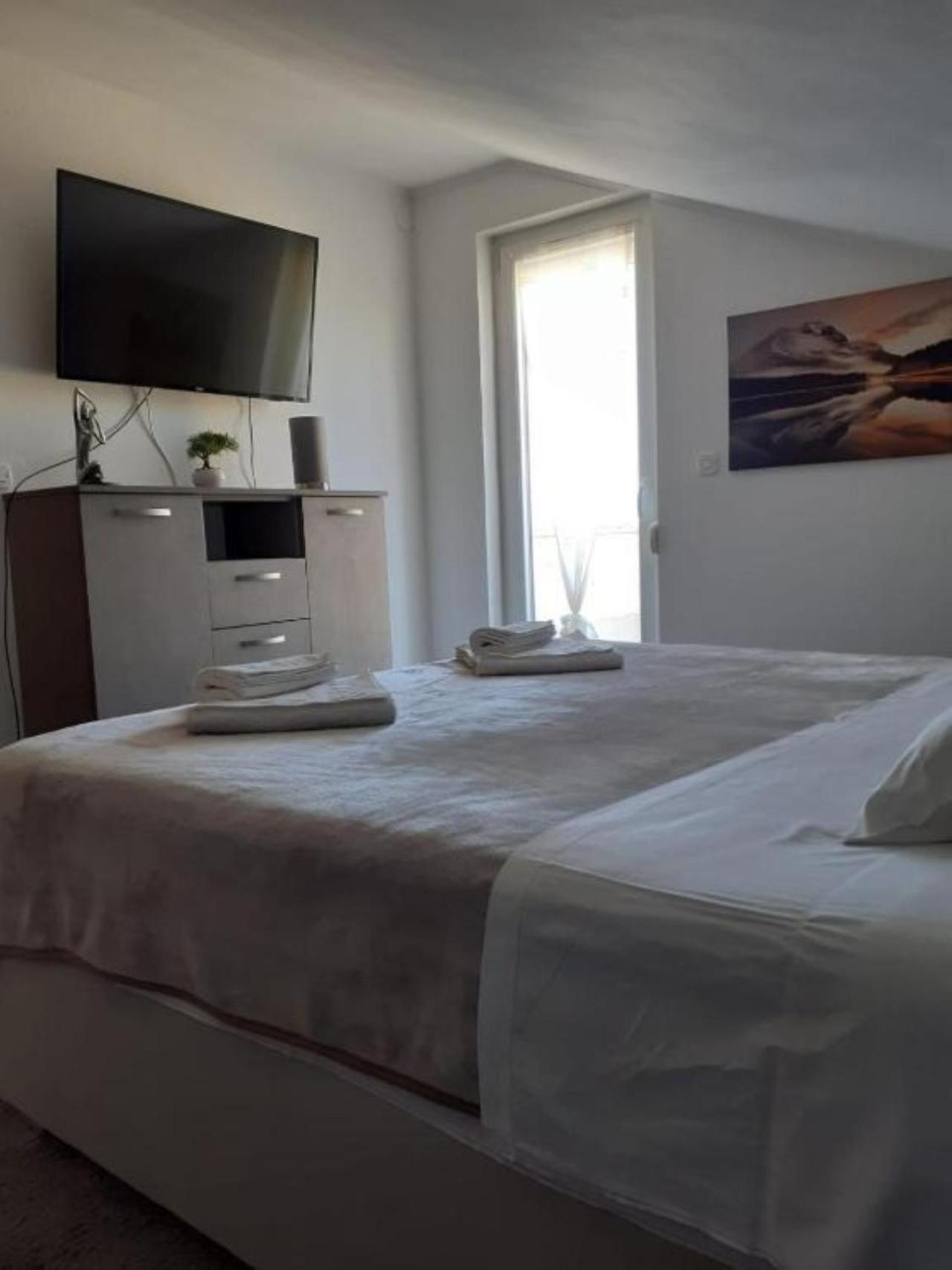 Guest House Lucija Banjol Exteriér fotografie